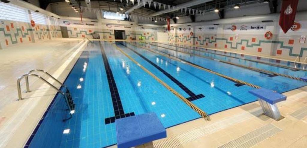Ümraniye yarı olimpik yüzme havuzu